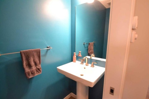 613 Hillcrest Road Sw, Airdrie, AB - Indoor Photo Showing Bathroom