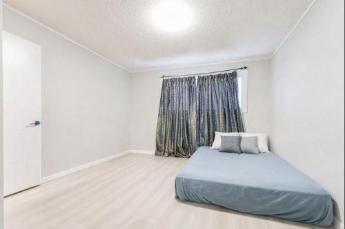 6420 26 Avenue Ne, Calgary, AB - Indoor Photo Showing Bedroom