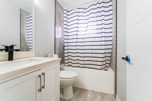 6420 26 Avenue Ne, Calgary, AB - Indoor Photo Showing Bathroom