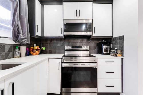 6420 26 Avenue Ne, Calgary, AB - Indoor Photo Showing Kitchen