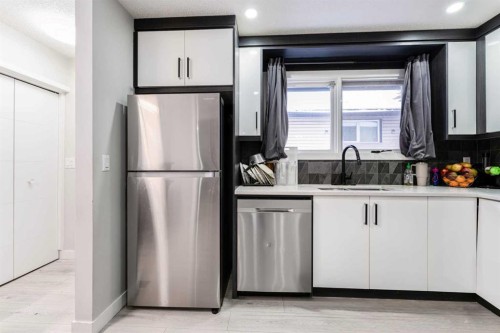 6420 26 Avenue Ne, Calgary, AB - Indoor Photo Showing Kitchen
