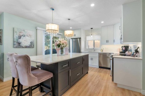 34-118 Strathcona Road, Calgary, AB - Indoor Photo Showing Kitchen With Upgraded Kitchen