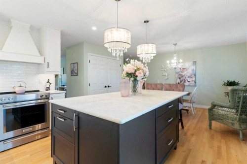34-118 Strathcona Road, Calgary, AB - Indoor Photo Showing Kitchen With Upgraded Kitchen