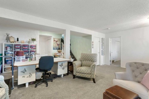 34-118 Strathcona Road, Calgary, AB - Indoor Photo Showing Living Room