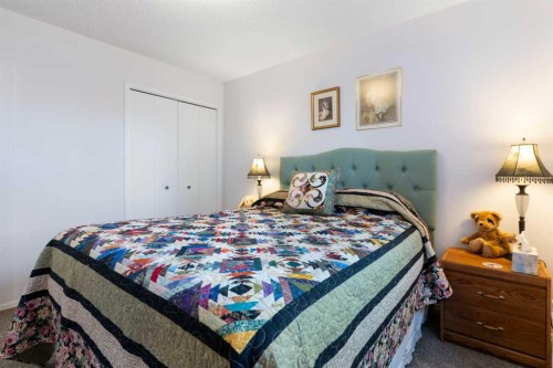 34-118 Strathcona Road, Calgary, AB - Indoor Photo Showing Bedroom