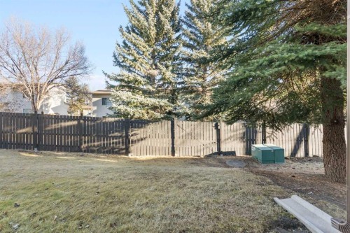 34-118 Strathcona Road, Calgary, AB - Outdoor