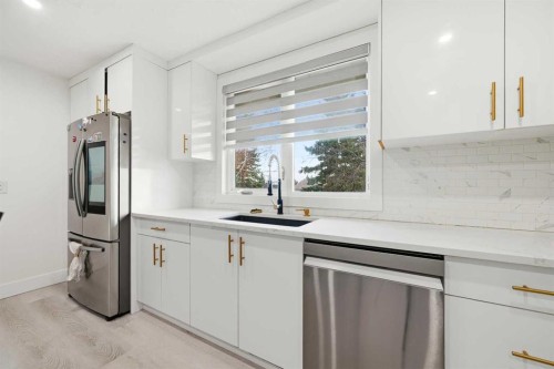 6120 18 Avenue Ne, Calgary, AB - Indoor Photo Showing Kitchen