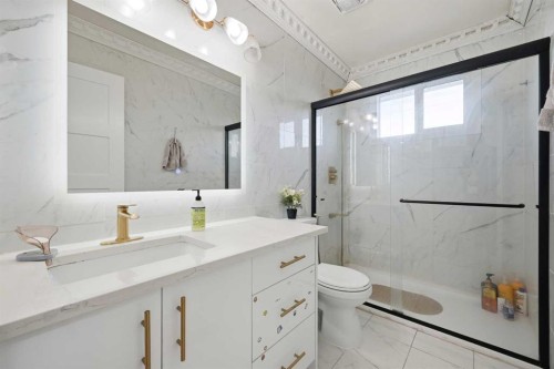6120 18 Avenue Ne, Calgary, AB - Indoor Photo Showing Bathroom