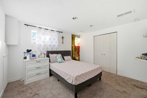 6120 18 Avenue Ne, Calgary, AB - Indoor Photo Showing Bedroom