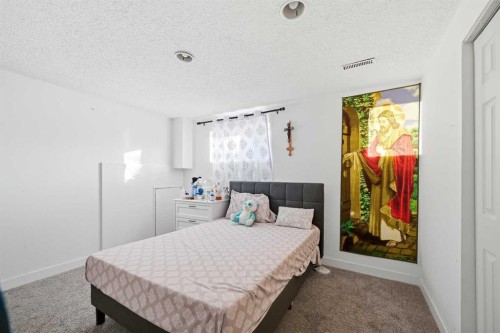 6120 18 Avenue Ne, Calgary, AB - Indoor Photo Showing Bedroom