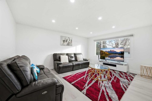 6120 18 Avenue Ne, Calgary, AB - Indoor Photo Showing Living Room