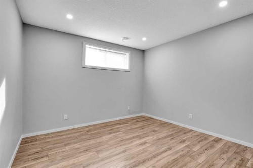 106 Lucas Crescent Nw, Calgary, AB - Indoor Photo Showing Other Room