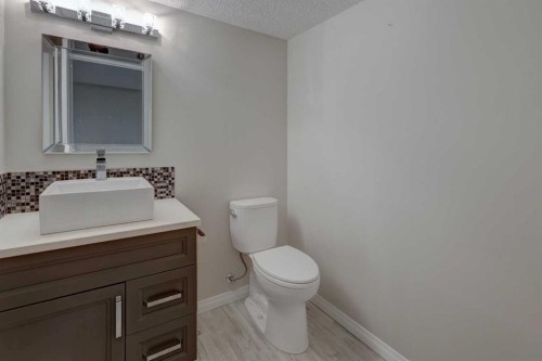 16 Fireside Way, Cochrane, AB - Indoor Photo Showing Bathroom