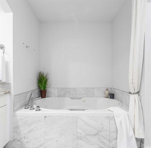 5503 Strathcona Hill Sw, Calgary, AB - Indoor Photo Showing Bathroom