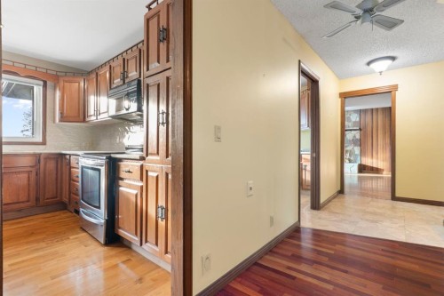 39 Coach Gate Way Sw, Calgary, AB - Indoor Photo Showing Other Room