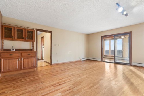 39 Coach Gate Way Sw, Calgary, AB - Indoor Photo Showing Other Room