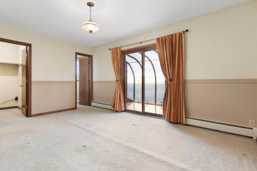 39 Coach Gate Way Sw, Calgary, AB - Indoor Photo Showing Other Room