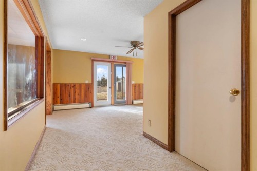 39 Coach Gate Way Sw, Calgary, AB - Indoor Photo Showing Other Room