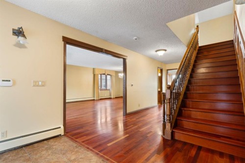 39 Coach Gate Way Sw, Calgary, AB - Indoor Photo Showing Other Room