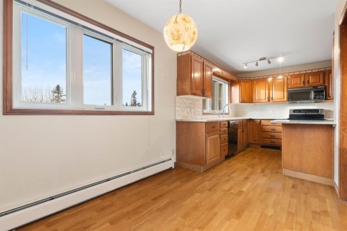 39 Coach Gate Way Sw, Calgary, AB - Indoor Photo Showing Kitchen