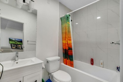 1222 Westmount Drive, Strathmore, AB - Indoor Photo Showing Bathroom