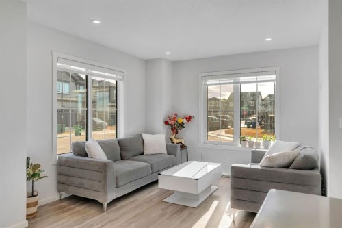 4 Southwinds Gate Sw, Airdrie, AB - Indoor Photo Showing Living Room