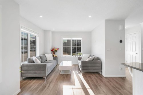 4 Southwinds Gate Sw, Airdrie, AB - Indoor Photo Showing Living Room