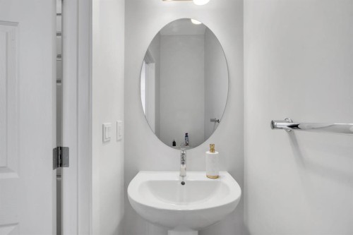 4 Southwinds Gate Sw, Airdrie, AB - Indoor Photo Showing Bathroom