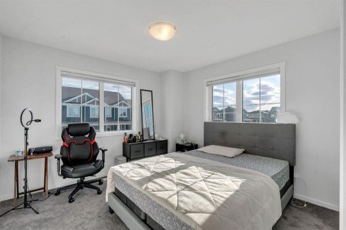 4 Southwinds Gate Sw, Airdrie, AB - Indoor Photo Showing Bedroom