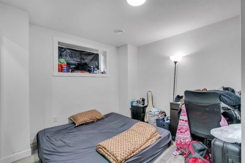 4 Southwinds Gate Sw, Airdrie, AB - Indoor Photo Showing Bedroom