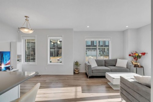 4 Southwinds Gate Sw, Airdrie, AB - Indoor Photo Showing Living Room