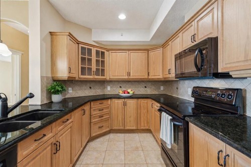 417-15 Everstone Drive Sw, Calgary, AB - Indoor Photo Showing Kitchen With Double Sink