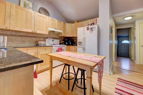 2526 16 Street Se, Calgary, AB - Indoor Photo Showing Kitchen