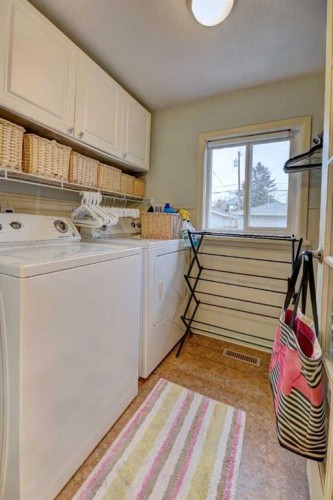 2526 16 Street Se, Calgary, AB - Indoor Photo Showing Laundry Room