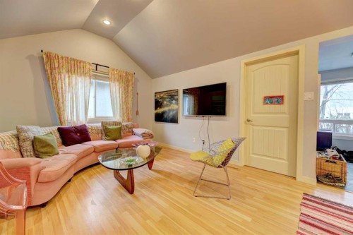 2526 16 Street Se, Calgary, AB - Indoor Photo Showing Living Room