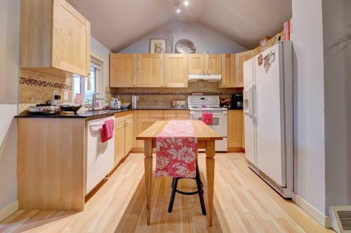 2526 16 Street Se, Calgary, AB - Indoor Photo Showing Kitchen