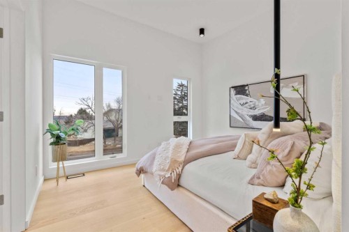 3531 Spruce Drive Sw, Calgary, AB - Indoor Photo Showing Bedroom