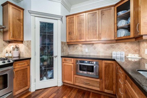 1-2413 2 Avenue Nw, Calgary, AB - Indoor Photo Showing Kitchen