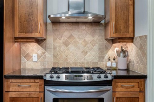 1-2413 2 Avenue Nw, Calgary, AB - Indoor Photo Showing Kitchen