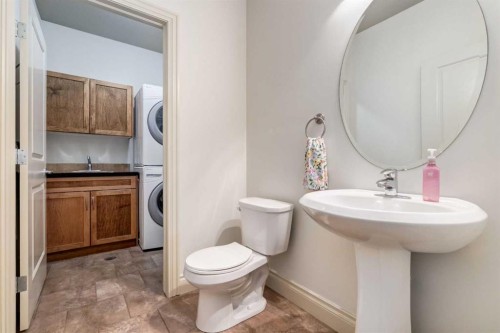 1-2413 2 Avenue Nw, Calgary, AB - Indoor Photo Showing Bathroom