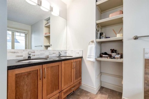 1-2413 2 Avenue Nw, Calgary, AB - Indoor Photo Showing Bathroom