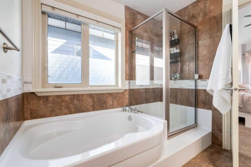 1-2413 2 Avenue Nw, Calgary, AB - Indoor Photo Showing Bathroom