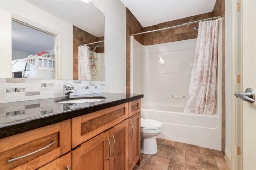 1-2413 2 Avenue Nw, Calgary, AB - Indoor Photo Showing Bathroom