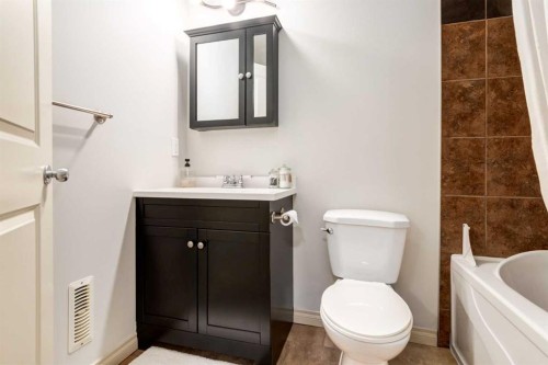 1-2413 2 Avenue Nw, Calgary, AB - Indoor Photo Showing Bathroom