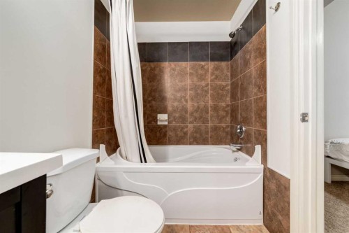 1-2413 2 Avenue Nw, Calgary, AB - Indoor Photo Showing Bathroom
