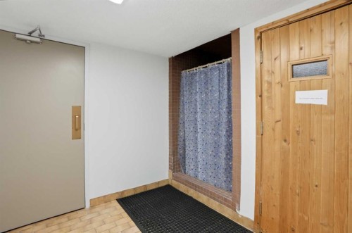 225-2425 90 Avenue Sw, Calgary, AB - Indoor Photo Showing Other Room