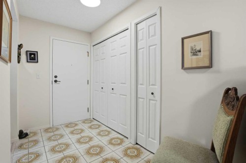 225-2425 90 Avenue Sw, Calgary, AB - Indoor Photo Showing Other Room