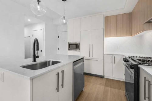 306-8375 Broadcast Avenue, Calgary, AB - Indoor Photo Showing Kitchen With Upgraded Kitchen