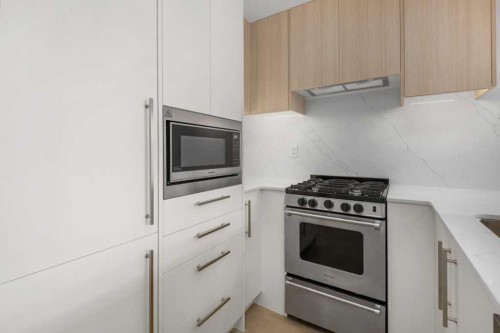 409-8375 Broadcast Avenue, Calgary, AB - Indoor Photo Showing Kitchen