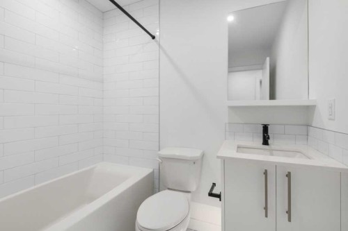 409-8375 Broadcast Avenue, Calgary, AB - Indoor Photo Showing Bathroom